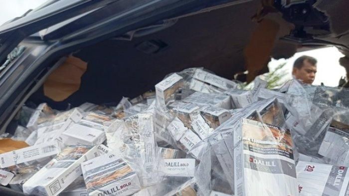 Diketahui, mobil BR-V yang nekat melaju melawan arah tersebut penuh dengan muatan rokok diduga ilegal.