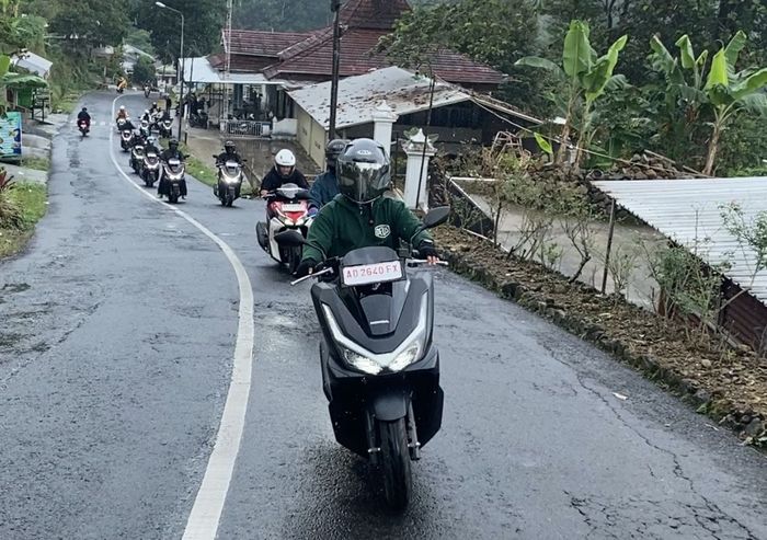 Para peserta touring nanjak di Tawangmangu
