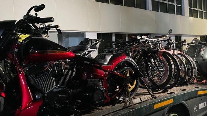 Motor dan sepeda mahal yang disita dalam kasus suap ekspor CPO diangkut truk towing