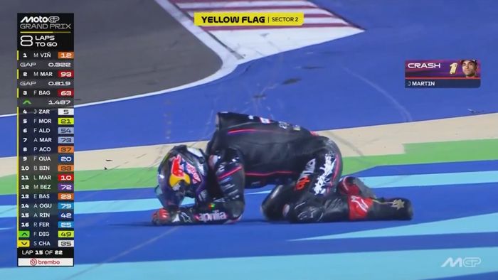 Reaksi kesakitan pembalap Aprilia Racing, Jorge Martin, setelah terjatuh pada balapan MotoGP Qatar di Sirkuit Lusail, Lusail, Qatar, 13 April 2025.