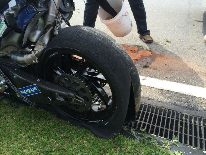 Kondisi ban Loris Baz usai insiden tes pramusim Sepang 2016 silam