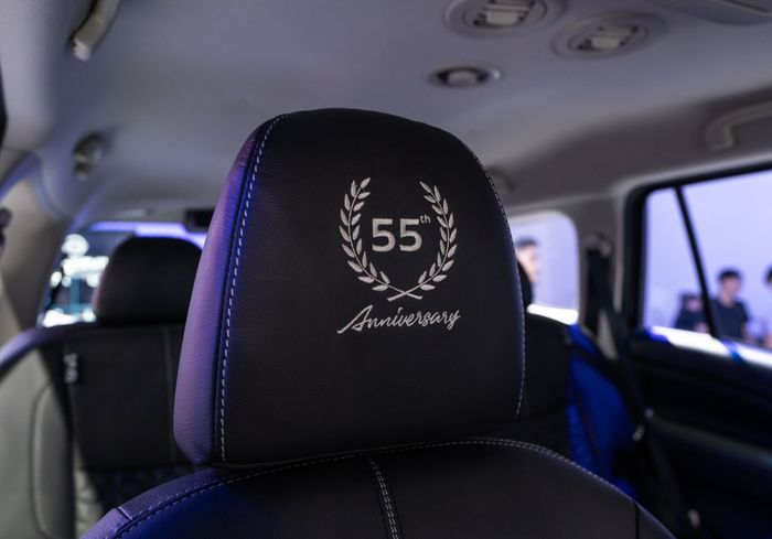 di dalam kabin, terdapat logo 55th Anniversary