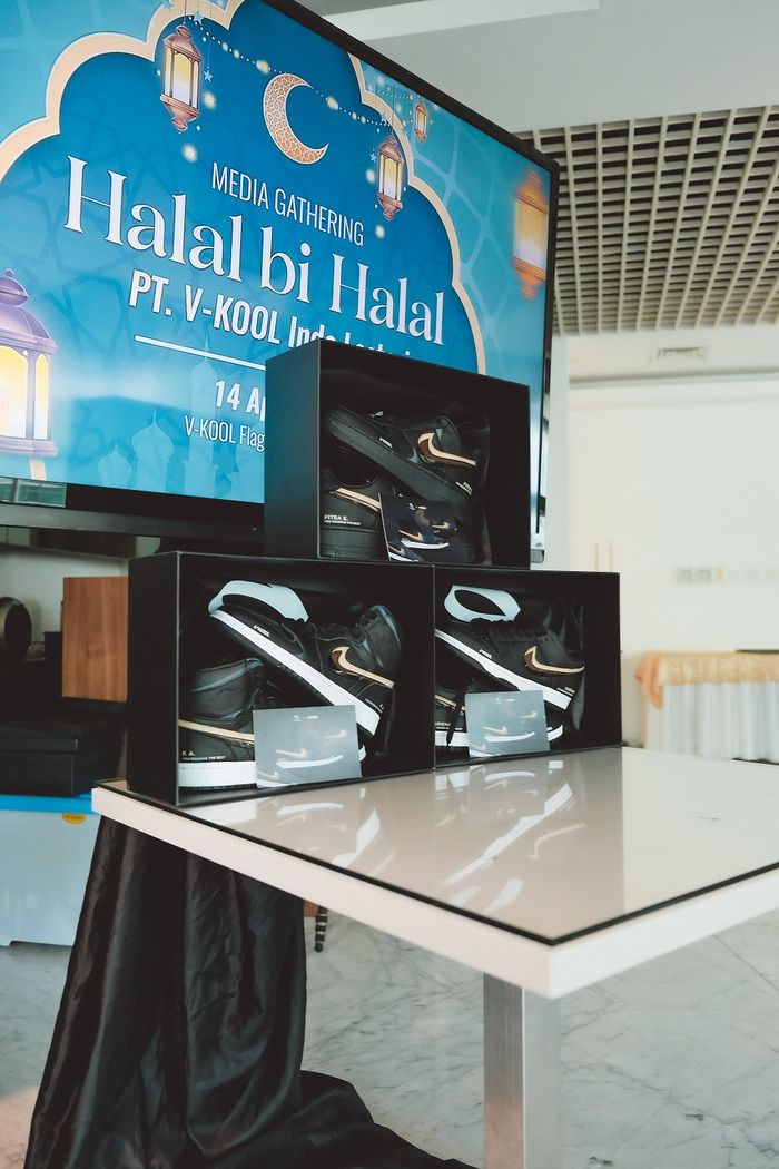 Sepatu edisi khusus dari V-Kool dalam rangka ultah ke-30 hasil kolaborasi dengan Mr. Simply