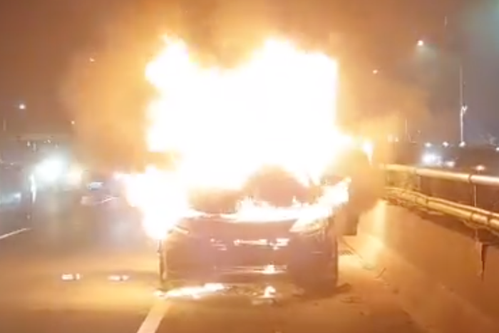 Api yang membakar Honda HR-V di tol Dalam Kota, Tebet, Jakarta Selatan, sekitar pukul 20:38 WIB, (15/4/25)