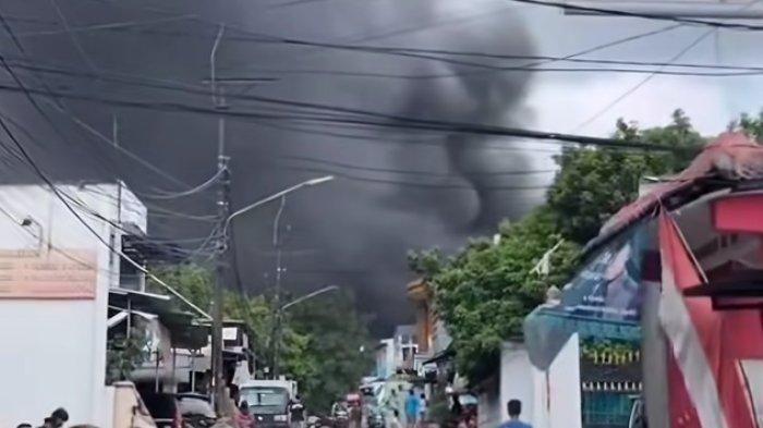 Asap hitam pekat membumbung tinggi dari gudang onderdil mobil bekas yang terbakar di Larangan, kota Tangerang, Banten
