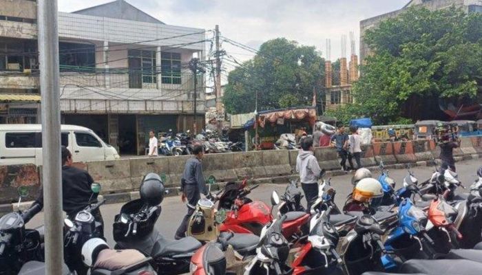 salah satu lokasi parkir liar di Kawasan Pasar Tanah Abang, Jakarta Pusat. Sedang menjadi sorotan usai viral jukir yang menggetok tarif parkir hingga Rp 60 ribu kepada pengunjung 