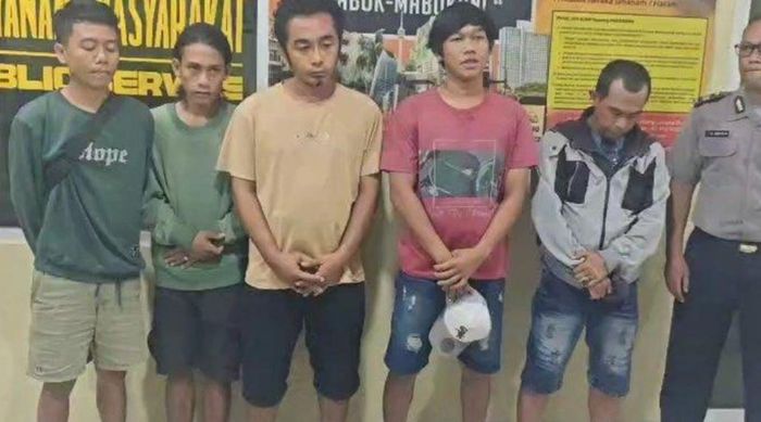 Sekelompok juru parkir (jukir) di Pasar Tanah Abang, Jakarta Pusat, yang ditangkap Polsek Tanah Abang, Rabu (16/4/2025)