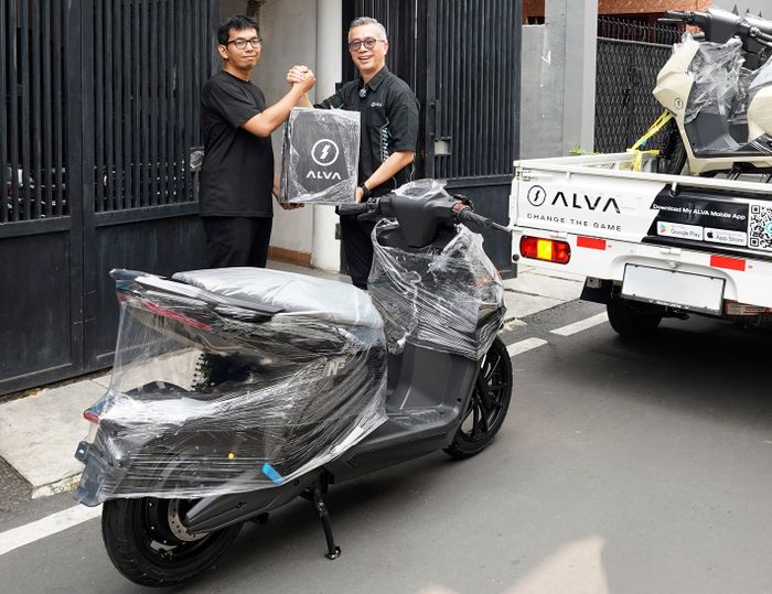 Chief Executive Officer ALVA, Purbaja Pantja (kanan) menyerahkan langsung ALVA N3 ke rumah konsumen