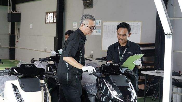 CEO ALVA, Purbaja Pantja (berkaca mata) ikut melakukan inspeksi &amp; PDI (Pre Delivery Inspection) guna memastikan setiap unit ALVA N3 memenuhi standar