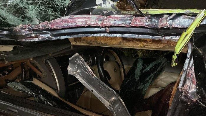 Kondisi kabin Livina yang ditabrak KRL Commuter Line di Bogor