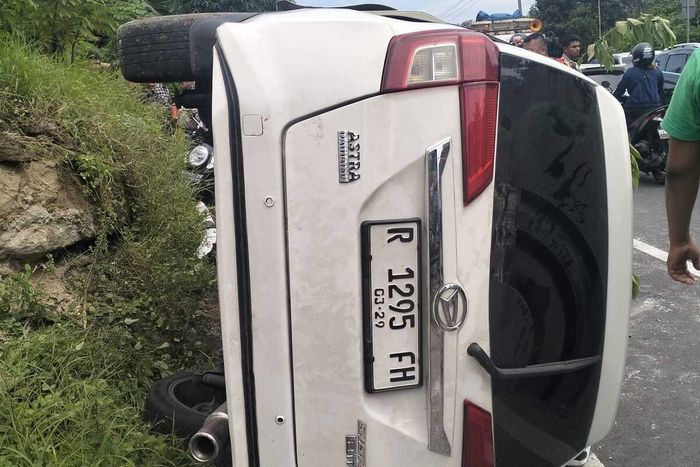 Daihatsu Sigra berisi rombongan asal Banyumas, Jawa Tengah terguling di wilayah Worawari, Sukoreno, Sentolo, Kulon Progo, Yogyakarta