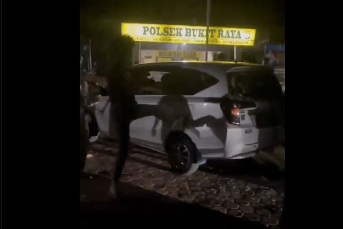 Aksi pengeroyokan 11 debt collector terhadap seorang wanita di depan Mapolsek Bukit Raya, Pekanbaru, Riau