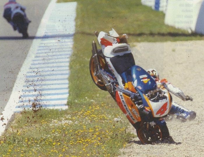 Alex Criville crash usai bersaing dengan Mick Doohan