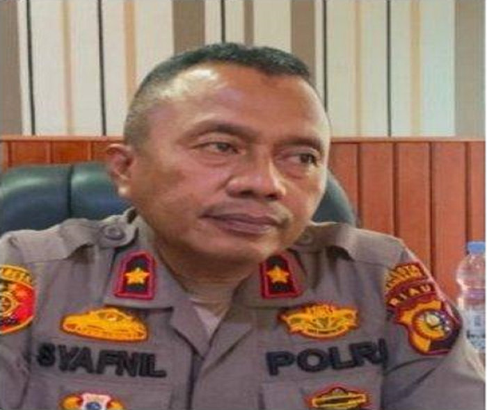 Kapolsek Bukit Raya, Kompol Syafnil yang telah dicopot dari jabatannya buntut 11 debt collector keroyok seorang wanita di depan Mapolsek dan anggotanya hanya melihat