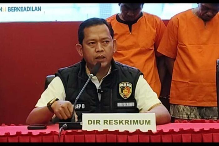 Dirreskrimum Polda Riau, Kombes Pol Asep Darmawan saat konferensi pers penangkapan debt collector, (21/4/25)