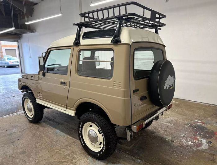 Suzuki Jimny 1991 ini unitnya sudah dimodifikasi dan dicat ulang