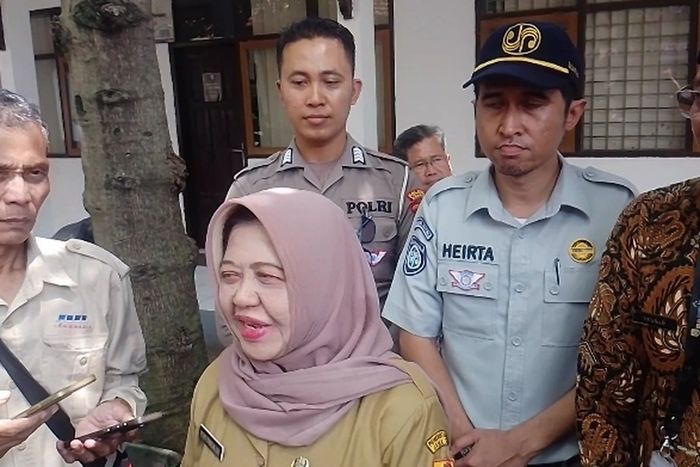 Kepala Samsat Kendal, Retno Pantja Indah Wijani (berjilbab)