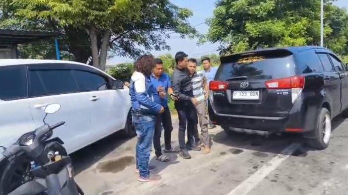 Petugas gabungan Polres Pasuruan Kota berhasil meringkus para tersangka penculikan santri Pondok Pesantren Metal di tol Kebomas, Gresik