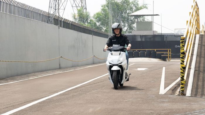 Direktur Utama PT Indika Energy Tbk, Arsjad Rasjid mencoba ALVA N3 di pabrik perakitan ALVA di Cikarang, Bekasi, Jawa Barat