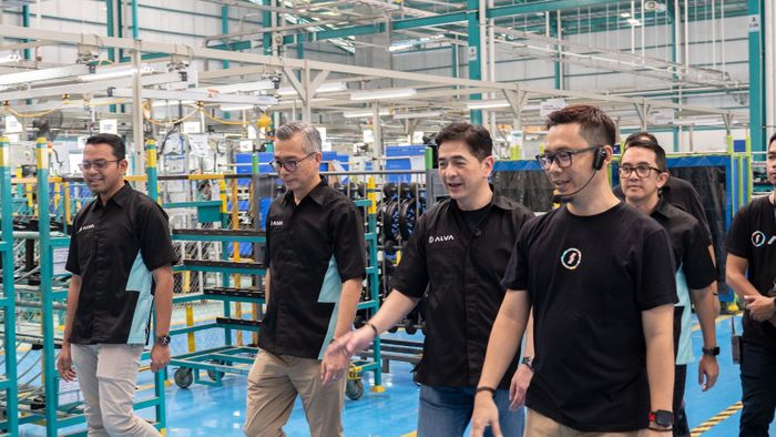 Kunjungan Direktur Utama PT Indika Energy Tbk, Arsjad Rasjid ke pabrik perakitan motor listrik ALVA di Cikarang, Bekasi didampingi CEO ALVA, Purbaja Pantja, (23/4/25)