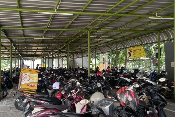 Kondisi parkiran motor stasiun Gambir, Jakarta Pusat