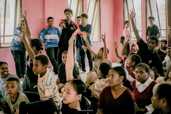 Potret keseruan acara bakti sosial SSFC Pengda Sorong