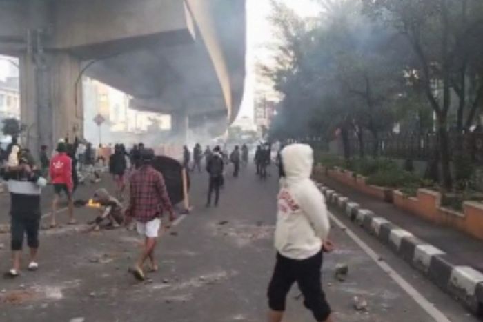 Bentrokan massa dan Polisi dalam eksekusi lahan dealer Mazda di Jl AP Pettarani, Rappocini, kota Makassar, Sulawesi Selatan