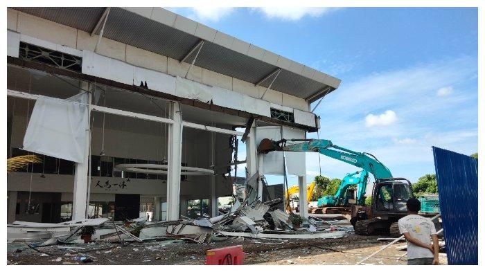 Proses eksekusi lahan dan bangunan dealer Mazda di Jl AP Pettarani, Rappocini, kota Makassar, Sulawesi Selatan