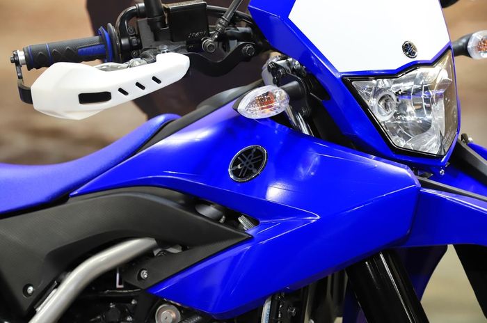 Area setang terlihat ada hand guard, grip setang lebih fancy dan ada grip donut