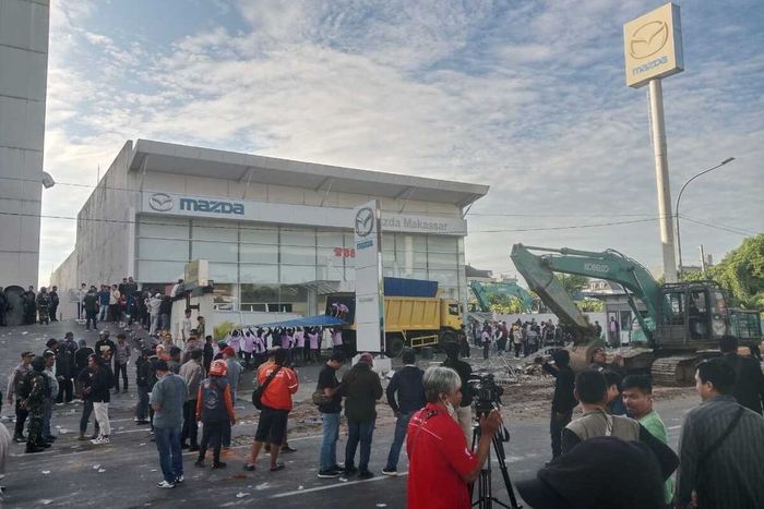 Eksekusi lahan dan bangunan dealer Mazda di Jl AP Pettarani, Rappocini, Makassar diwarnai bentrokan massa dan Polisi