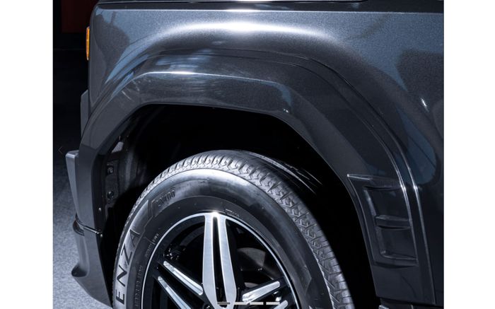 Overfender tebal TOM'S untuk Land Cruiser 250, bisa didapatkan terpisah.