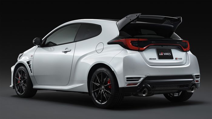Tampang Toyota GR Yaris dengan aero pack resmi ini menjadi lebih racy.