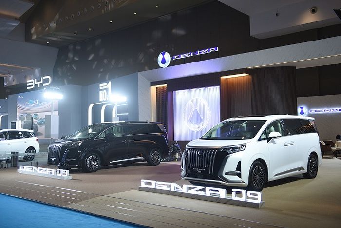 Denza D9 yang hadir di PEVS 2025, satu booth dengan BYD