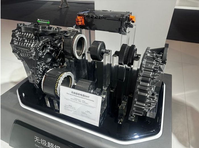 Mesin bensin 4-silinder 1.500 cc Turbo yang dibangun khusus sistem hybrid.