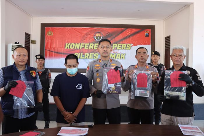 Konferensi Pers Polres Demak penangkapan pelaku pencurian Honda Brio di Demak, Jawa Tengah dengan modus menduplikatkan kunci saat meminjam mobil
