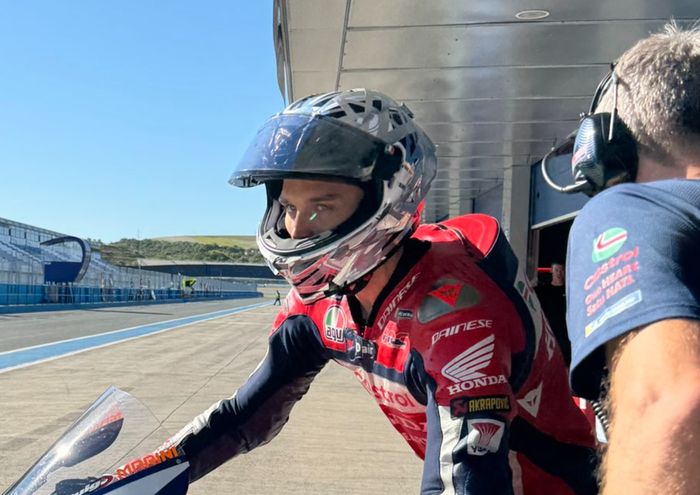 Luca Marini coba helm baru AGV