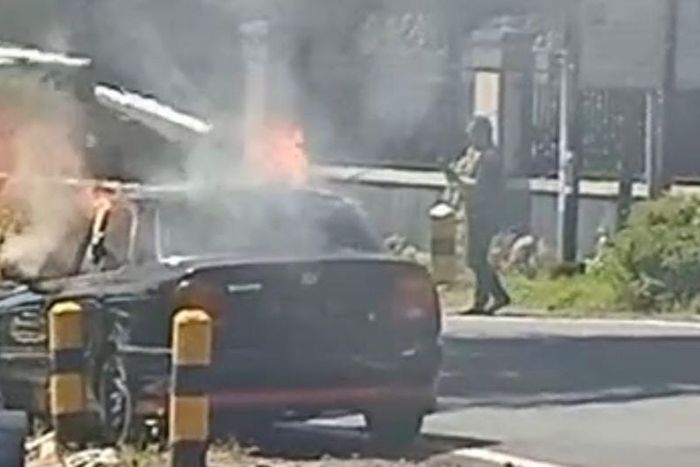 Detik-detik Suzuki Baleno nopol DK 1933 AAC terbakar di jalan raya Cluring, kabupaten Banyuwangi, Jawa Timur