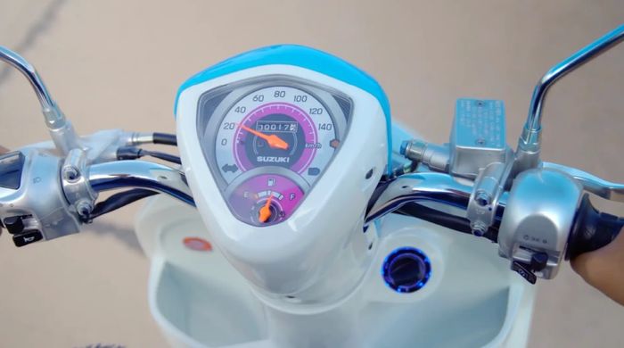 Panel instrumen analog terlihat jadul, namun sudah ada Smart Key