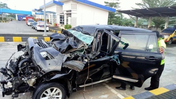 Kondisi Toyota Kijang Innova Reborn anggota DPR RI, Alamudin Dimyati Rois usai menghantam dan menancap di bak truk tronton, kini diamankan di gerbang tol Pemalang