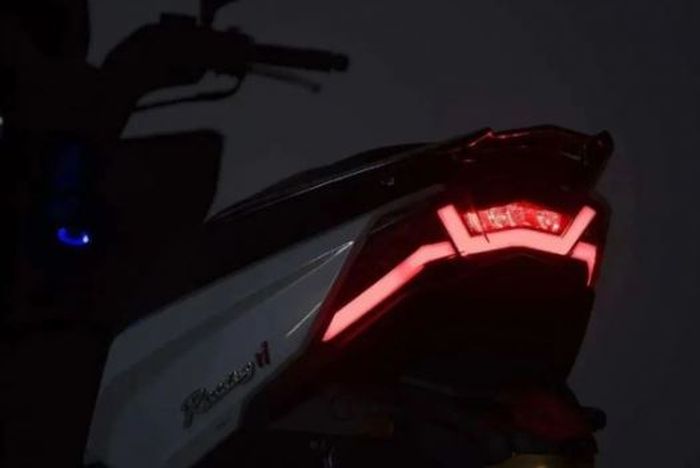 bagian belakang dilengkapi taillamp dengan sorot sporty