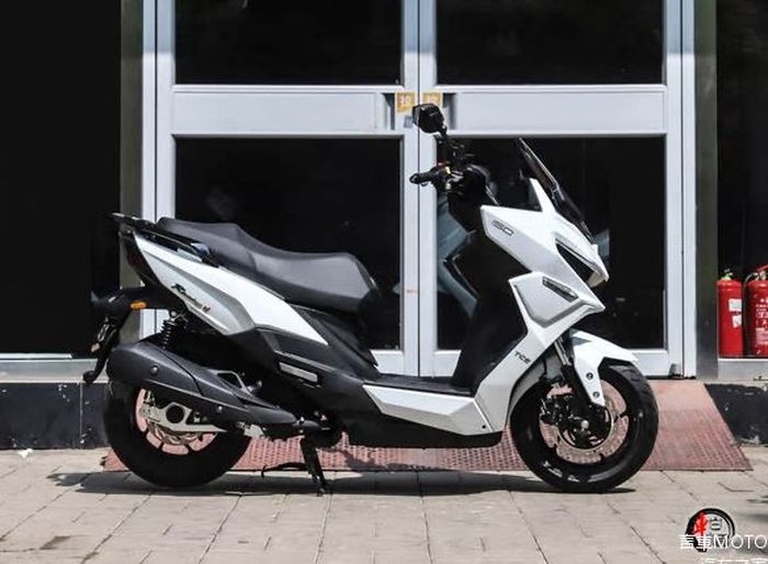 tampak samping Kymco Racing H150 model year 2025