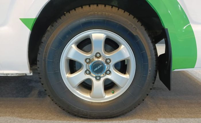 menggunakan ban GitiVan 600 ukuran 215/70 R16 LT