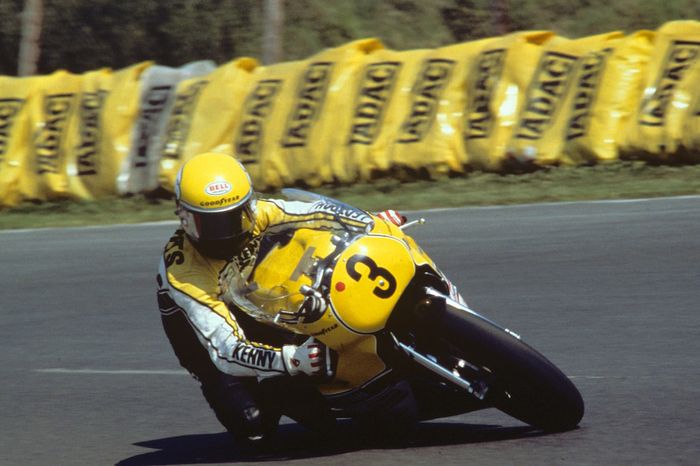 Kenny Roberts mempopulerkan teknik knee down