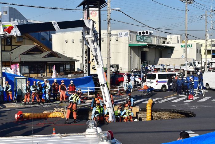 Proses pencarian sopir dan truk yang masuk sinkhole di kota Yashio, Prefektur Saitama, Jepang