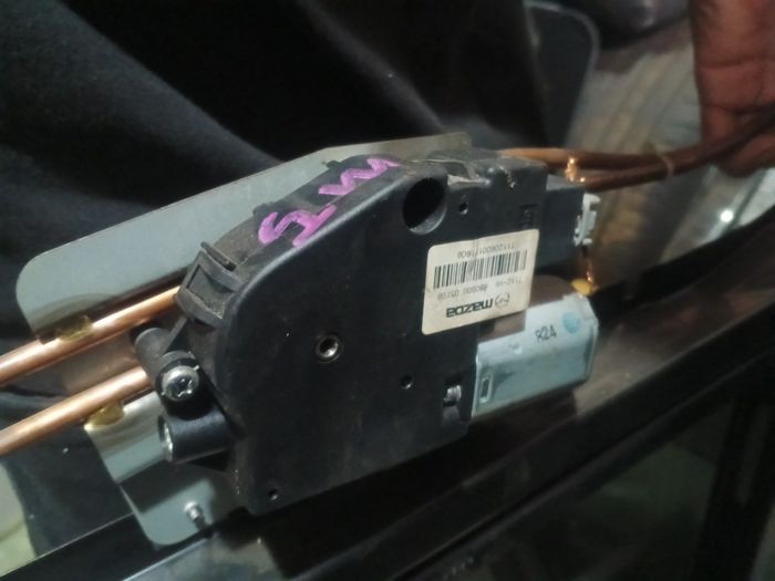 Motor atau mesin penggerak sunroof