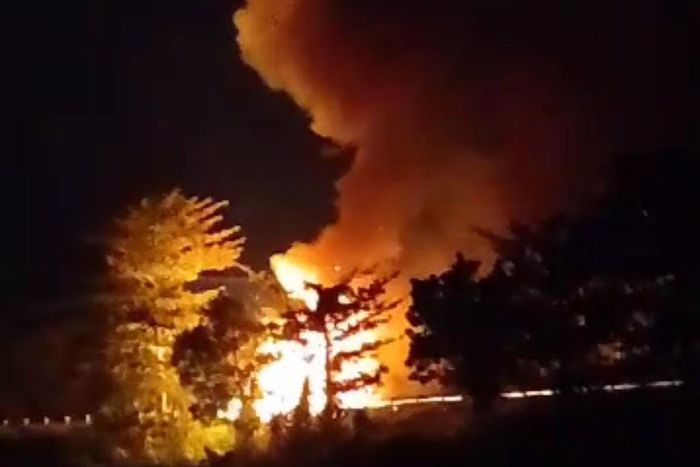 Kepulan api dan asap yang membakar truk TNI AD muatan amunisi dan granat di KM 774 tol Gempol-Pandaan