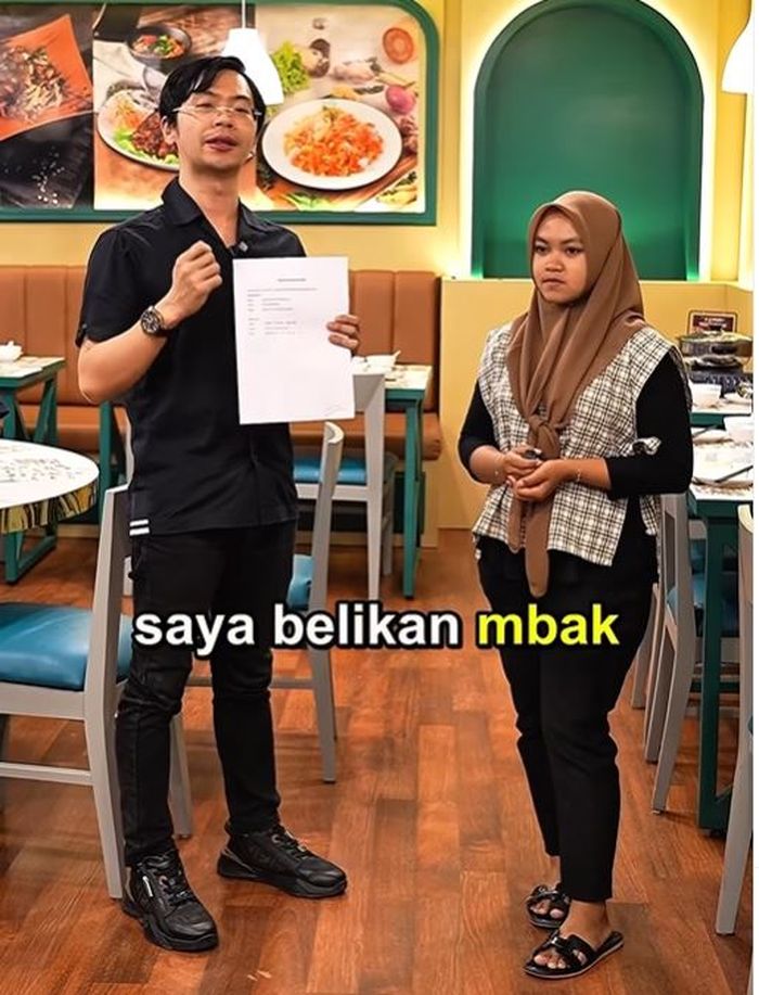 CEO TRIV, Gabriel Rey (kiri) serahkan SPK mobil baru ke korban pemilik Suzuki S-Presso Thalia Efi (kanan) yang ditabraknya di tol Jombang memakai Lamborghini Revuelto