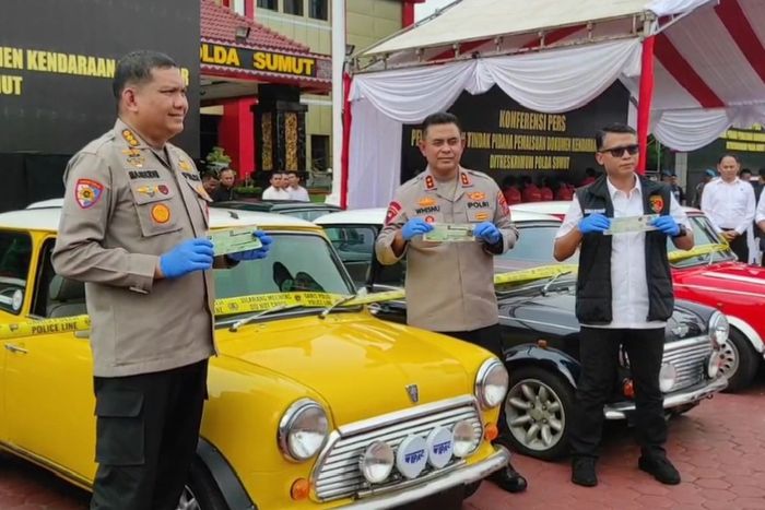 Kapolda Sumut, Irjen Pol Whisnu Hermawan dan jajaran tunjukan barang bukti 9 unit Morris Mini ber STNK dan BPKB palsu hasil sindikat kota Medan
