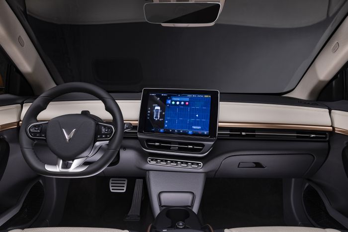Interior VinFast VF 6 dengan layar head unit besar 12,9 inci