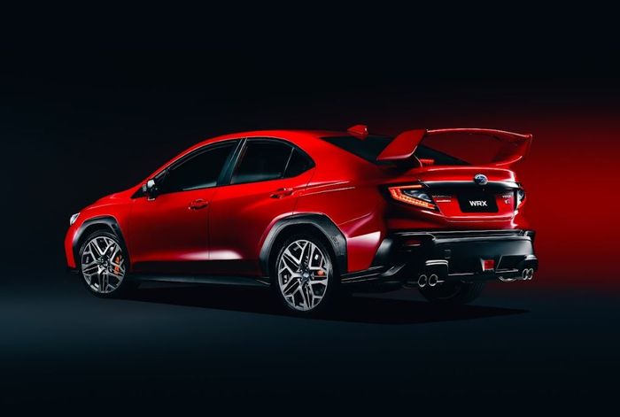 Spoiler besar milik New Subaru WRX tS M/T EyeSight menguatkan semangat performa khas motorsport